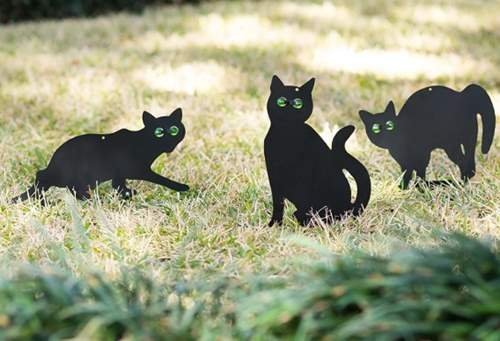 Homarden Garden Scare Cats – Humane Pest Control Outdoor Statues with Reflective Eyes